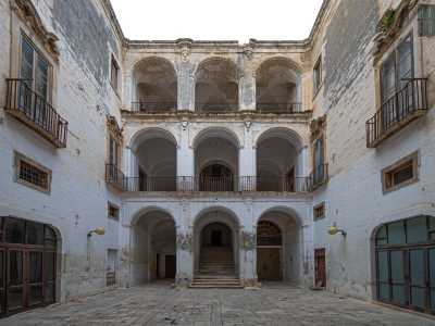 ...dove balza subito agli occhi lo scalone monumentale a tre ordini di matrice napoletana alla �Sanfelice� che conduce ai piani superiori